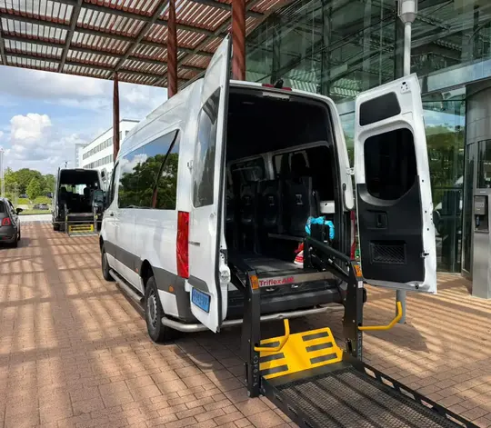 Professionele rolstoeltaxi chauffeur helpt klant in Volendam